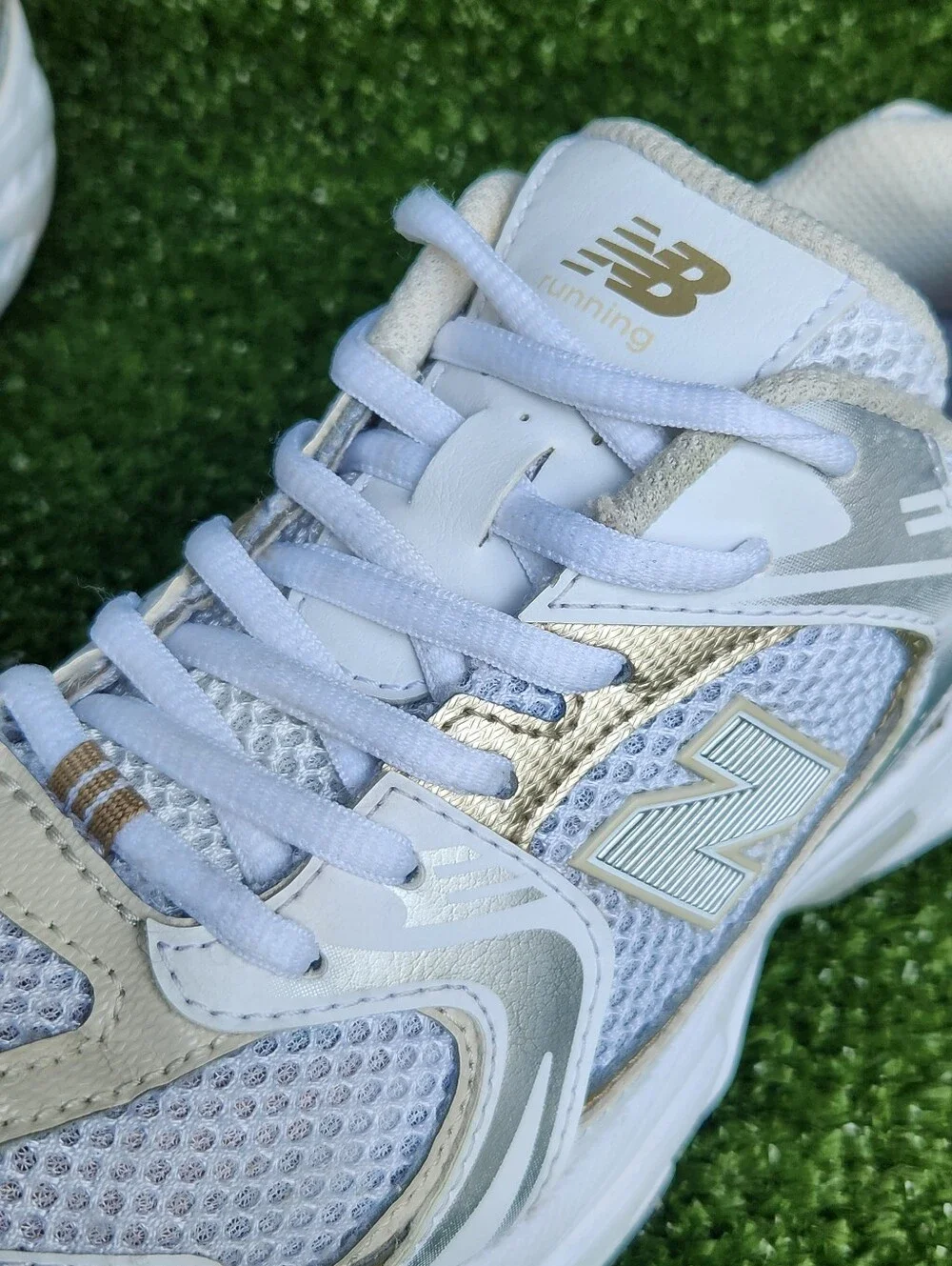 New Balance Big Girls Running White Metallic Gold Sneakers Shoes Size 5 Youth